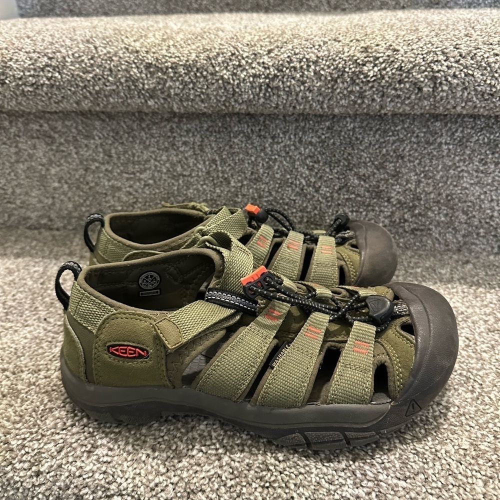Boys size 4 Keen Sandals